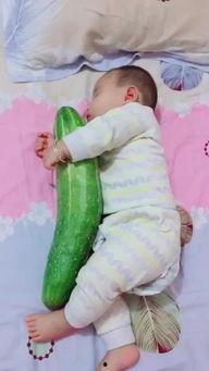 小孩给妈吃瓜,小孩给妈吃瓜的温馨瞬间