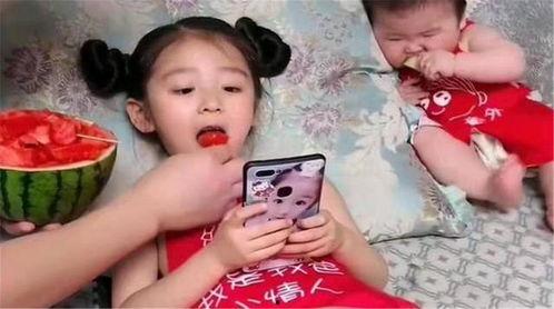 吃瓜被她爸抓,吃瓜少年被父亲抓现行