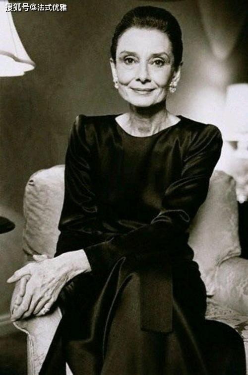 奥黛丽赫本吃瓜,演绎时尚界的“瓜界女神”