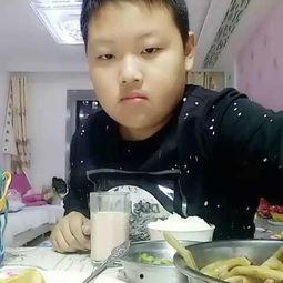 小黑吃瓜看直播