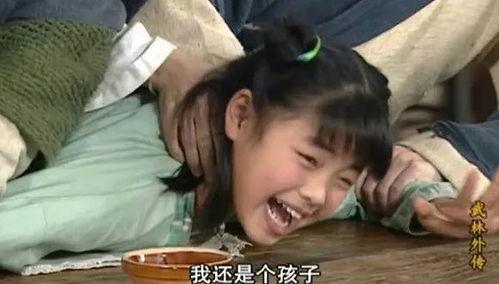 明星街边吃瓜,现场互动引粉丝尖叫