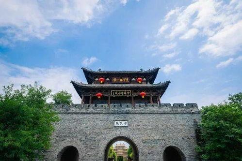 台儿庄古城吃瓜,瓜果飘香，品味历史与现代交融